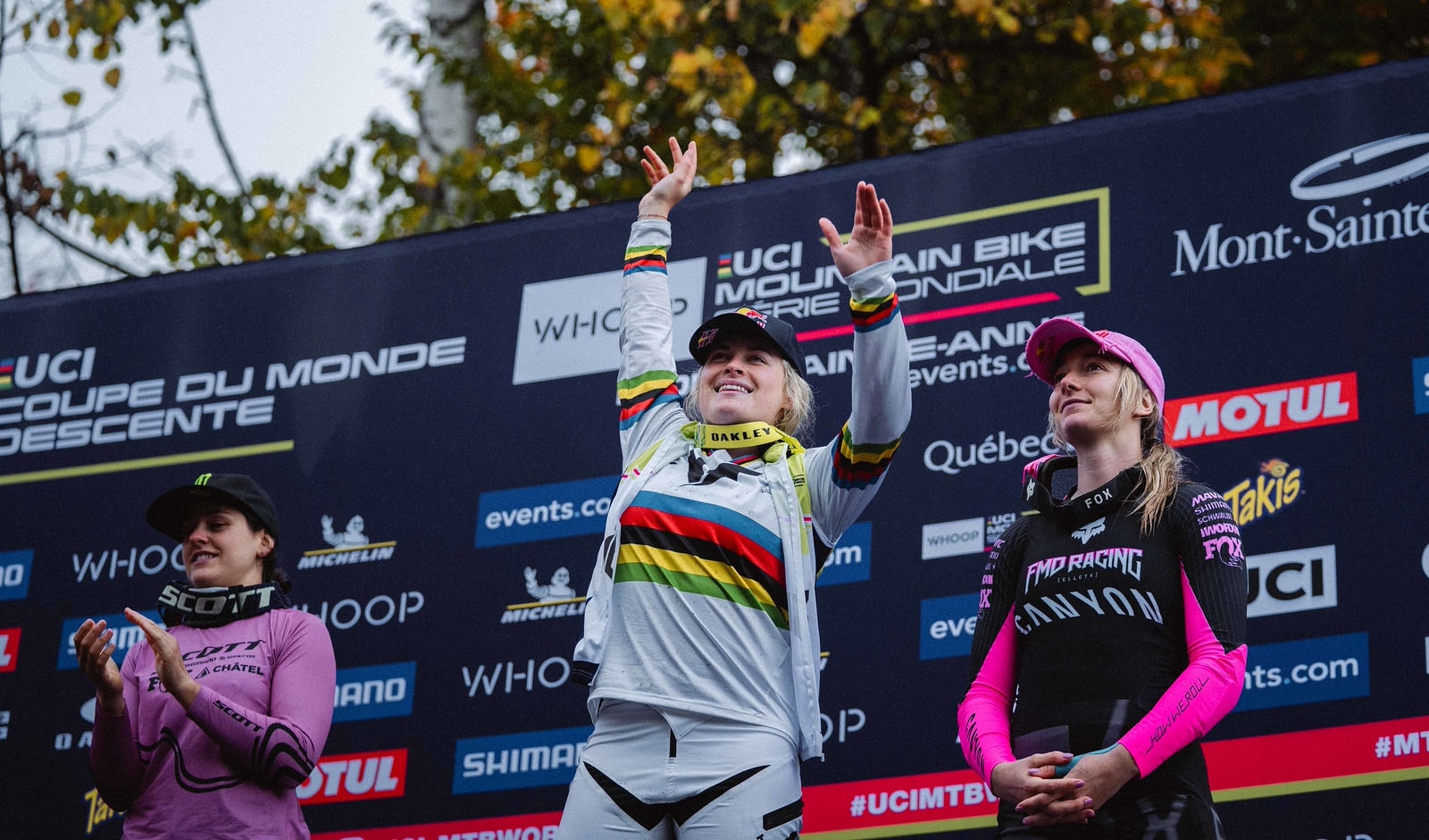 Valentina Höll jubelt über den Gewinn des Gesamtweltcups in Kanada - Foto: Monica Gasbichler/Cycling Austria