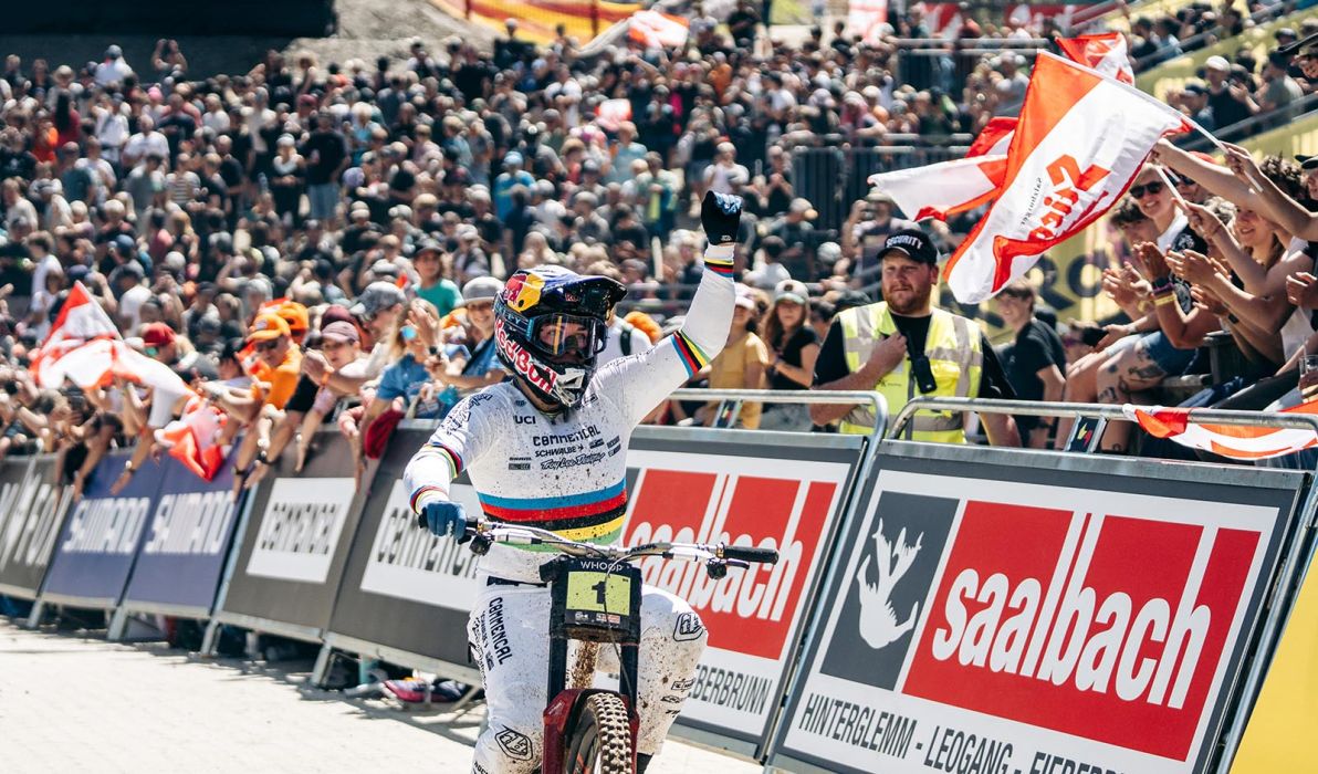 Ausnahmezustand in Saalfelden Leogang beim Heimsieg von Valentina Höll (Foto: Monica Gasbichler)