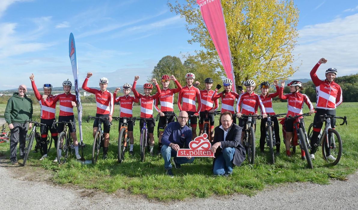 Cycling Austria Generalsekretär Florian König mit Bürgermeister Mag. Matthias Stadler und dem heimischen Cyclocross-Nachwuchs (Foto: Josef Vorlaufer / Stadt St. Pölten)