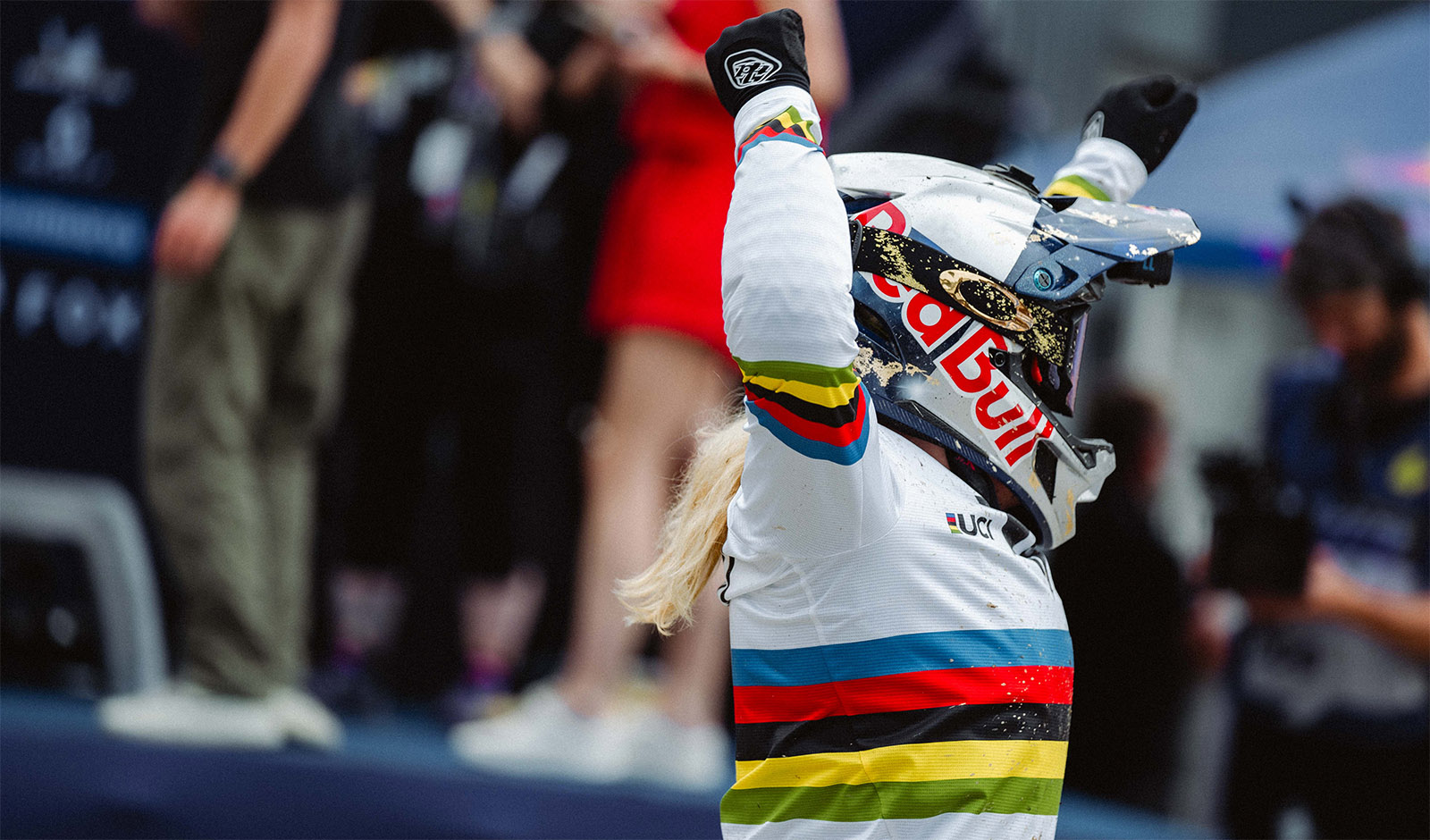 Valentina Höll gewinnt zum zweiten Mal in Folge ihren Heimweltcup in Saalfelden-Leogang (Foto: Monica Gasbichler/Cycling Austria)