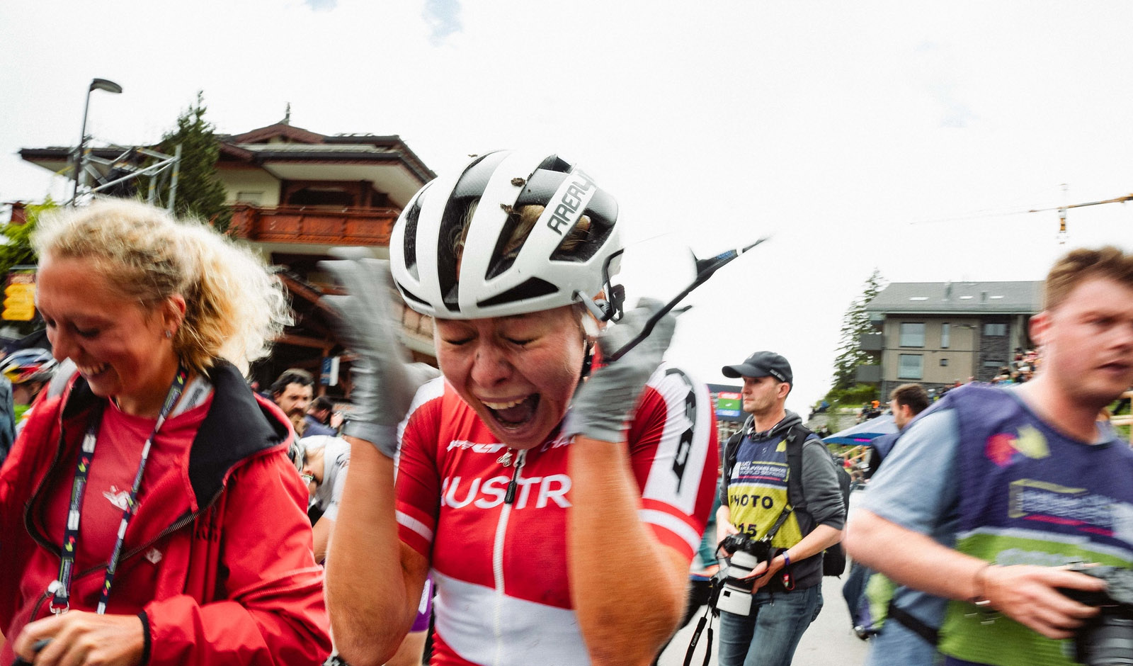 Tamara Wiedmann jubelt über den 10. Platz in Crans-Montana (Foto: Monica Gasbichler/Cycling Austria)