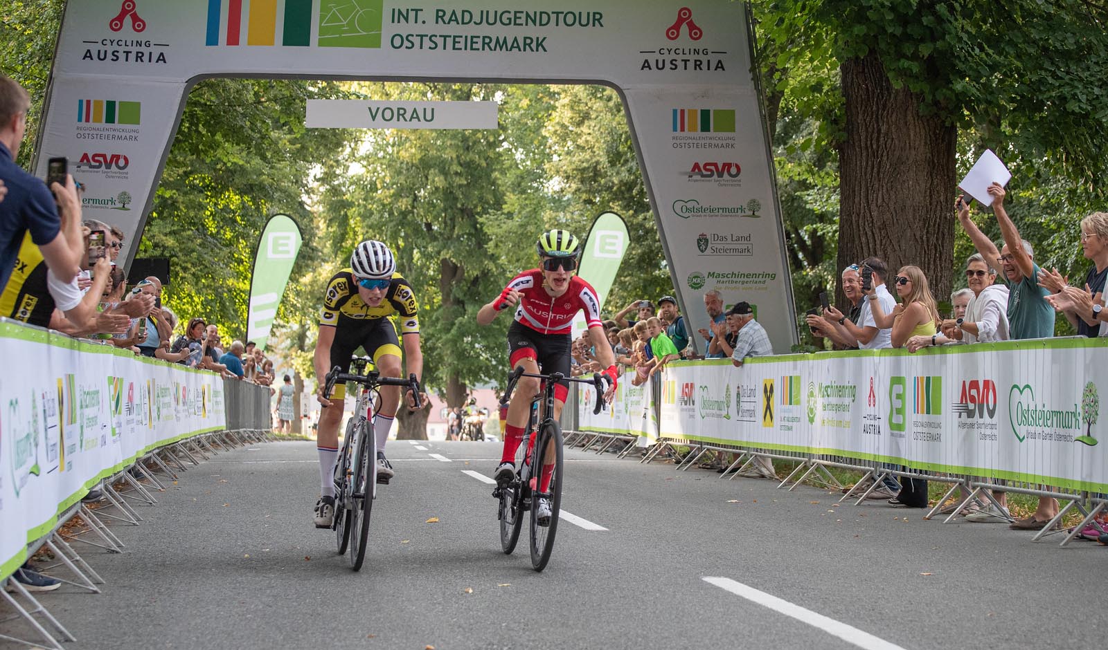 Um Millimeter gewinnt Michael Hettegger vom Österreichischen Nationalteam den Sprint in Vorau (Foto: Peter Maurer/Cycling Austria)