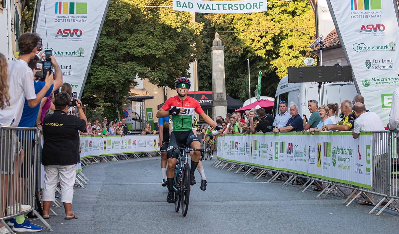 Olivér Soós siegt im Sprint einer kleinen Gruppe in Bad Waltersdorf (Foto: Peter Maurer/Cycling Austria)