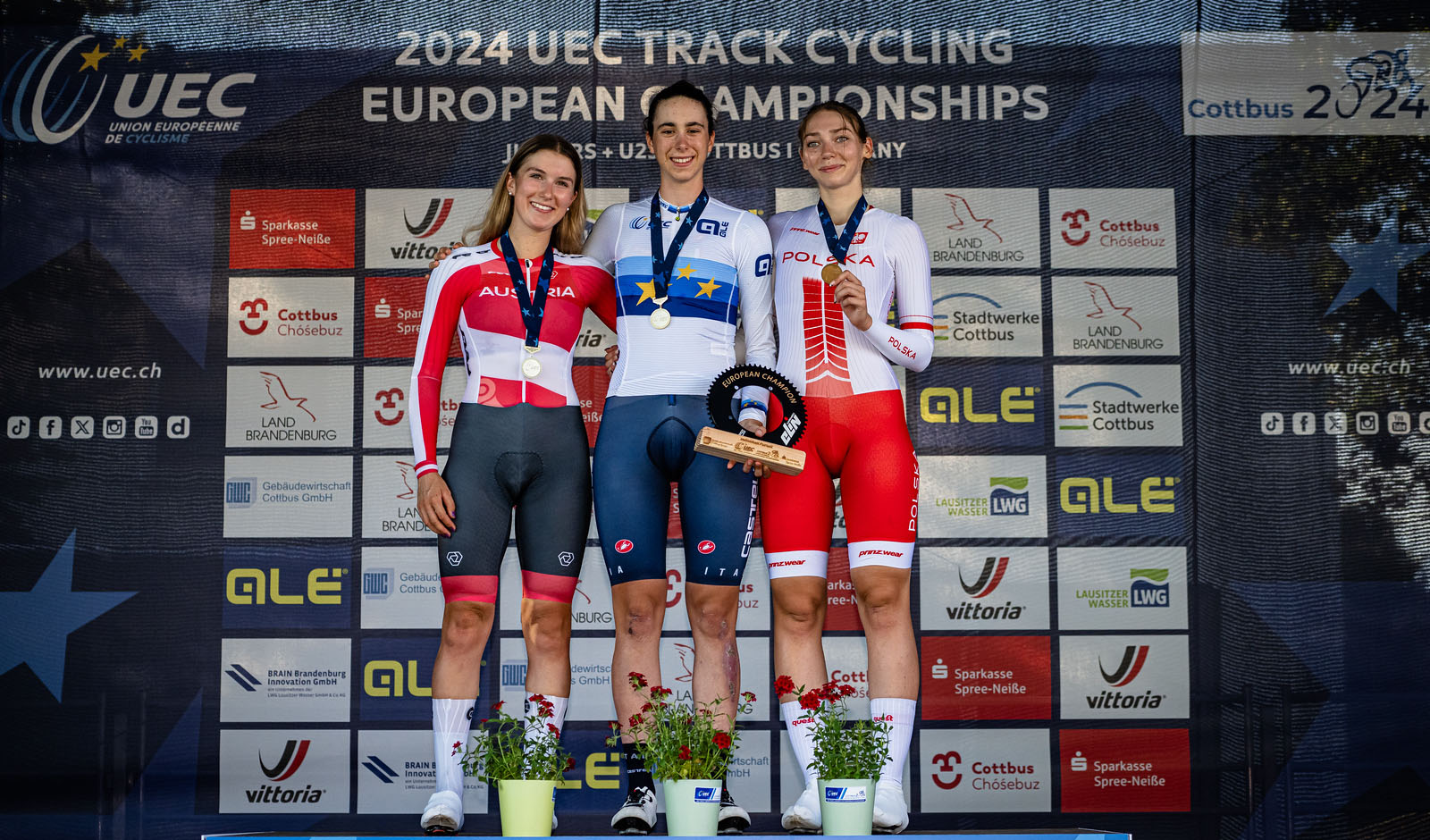 Leila Gschwentner (li.) neben der frischgebackenen Europameisterin Federica Venturelli (mi.) und der Bronzemedaillengewinnerin Martyna Szczesna (Foto: Arne Mill/Cycling Austria)