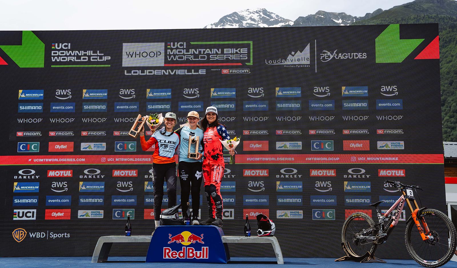 [article_img_Rosa Zierl (li.) und Lina Frener (mi.) am Podium des Junior-Weltcups in Loudenvielle in Frankreich (Foto: Monica Gasbichler)]