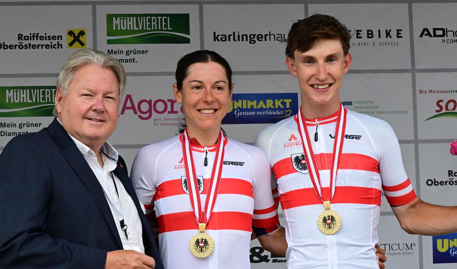 Cycling Austria Pr&auml;sident Harald J. Mayer mit den Champions 2024 Anna Kiesenhofer und Alexander Hajek (Foto: Eisenbauer)