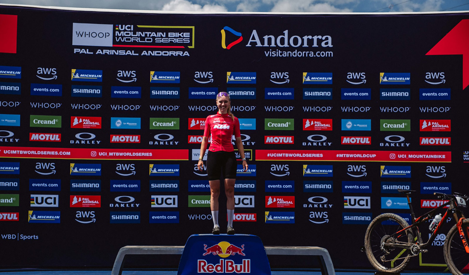 [article_img_Die Weltcupf&uuml;hrende der U23 kommt aus K&auml;rnten und darf sich nun auch Weltcupsiegerin nennen - Katharina Sadnik vom KTM Factory Team - Foto: Monica Gasbichler]