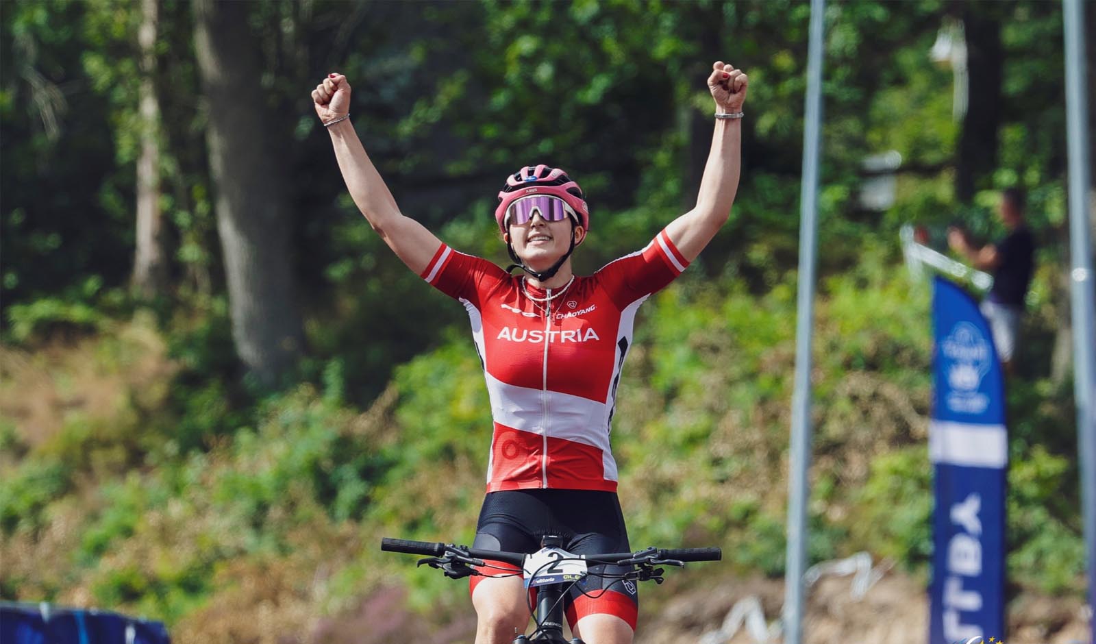 Johanna Piringer jubelt bei ihrer Zieleinfahrt im Cross-Country der 16-j&auml;hrigen M&auml;dchen der Jugend-EM in Schweden (Foto: UEC)