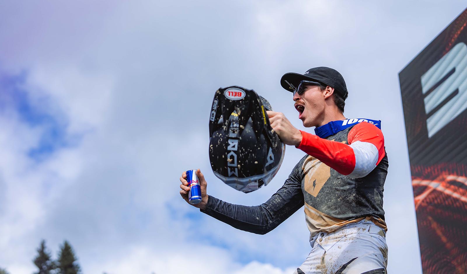 Andreas Kolb bejubelt sein erstes Saisonpodium in Les Gets in Frankreich (Foto: Monica Gasbichler)