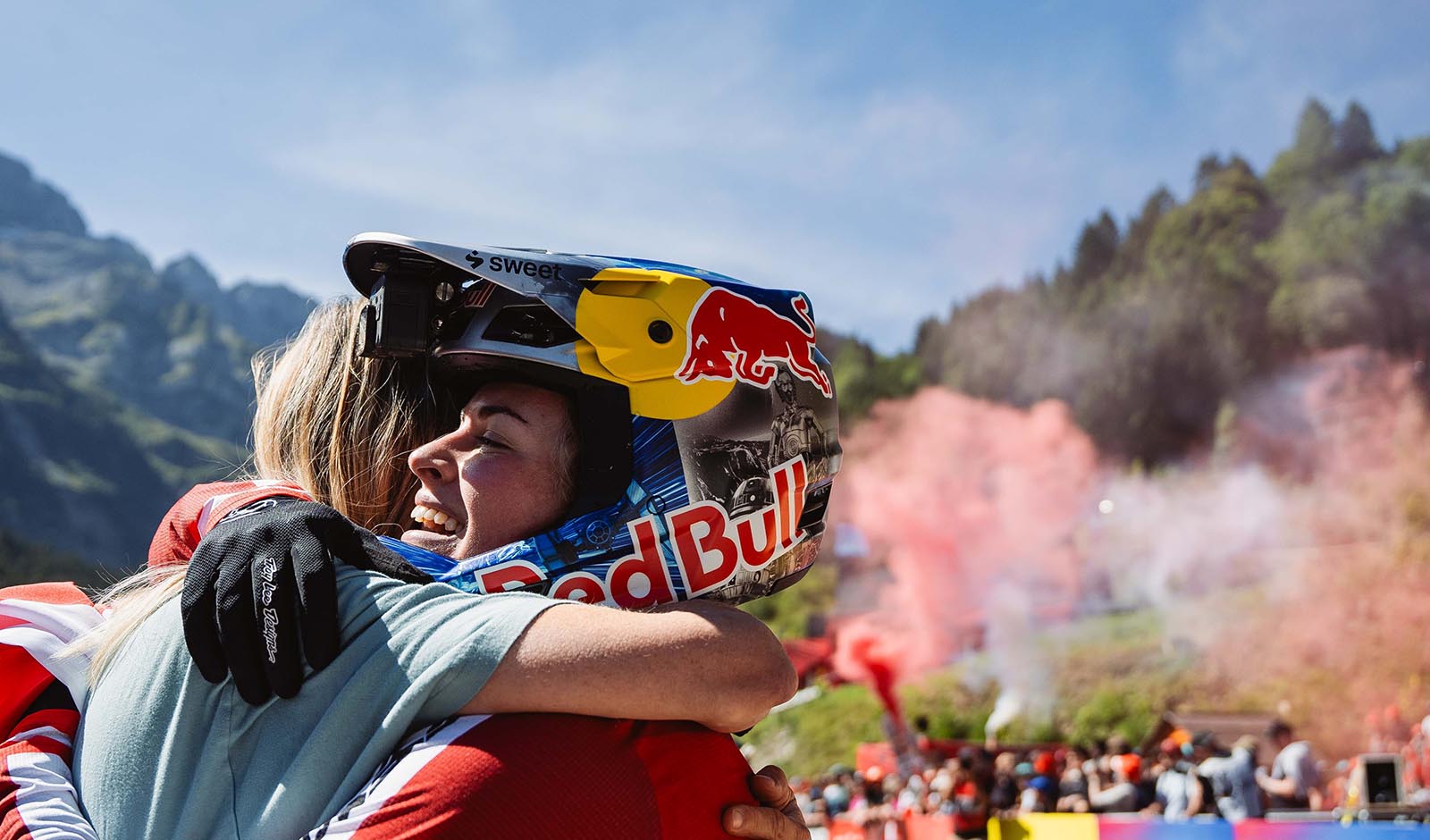 Valentina H&ouml;ll jubelt &uuml;ber ihren vierten Downhill-Weltmeistertitel in Folge (Foto: Monica Gasbichler)
