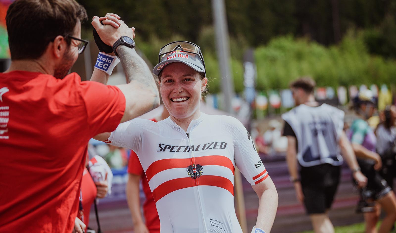 [article_img_Laura Stigger jubelt &uuml;ber den zweiten Platz im Short Track beim Weltcup in Nove Mesto (Foto: Jan Brychta/Cycling Austria)]