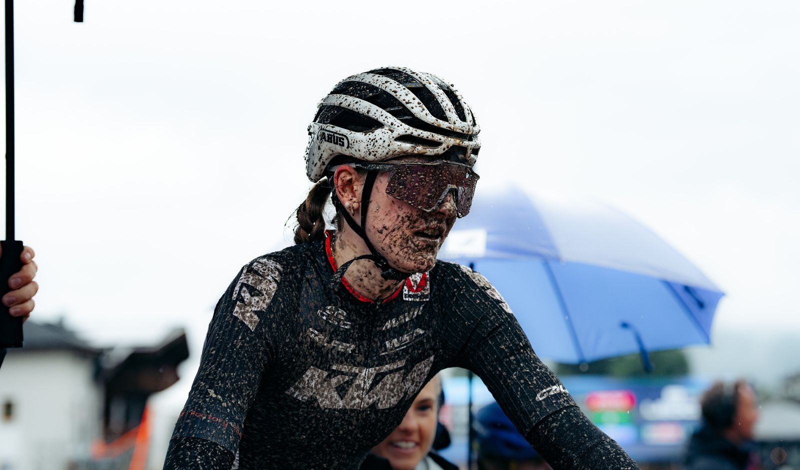 Katrin Embacher beim Weltcup in Saalfelden Leogang (Foto: Monica Gasbichler)