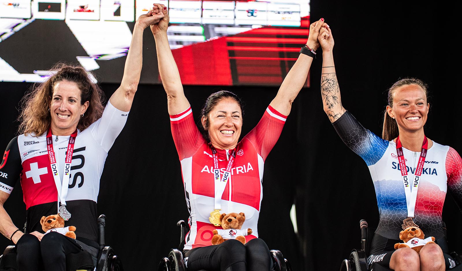 [article_img_Cornelia Wibmer (mi.) gewinnt das Zeitfahren beim Weltcup in Montesilvano in Italien (Foto: Drew Kaplan)]