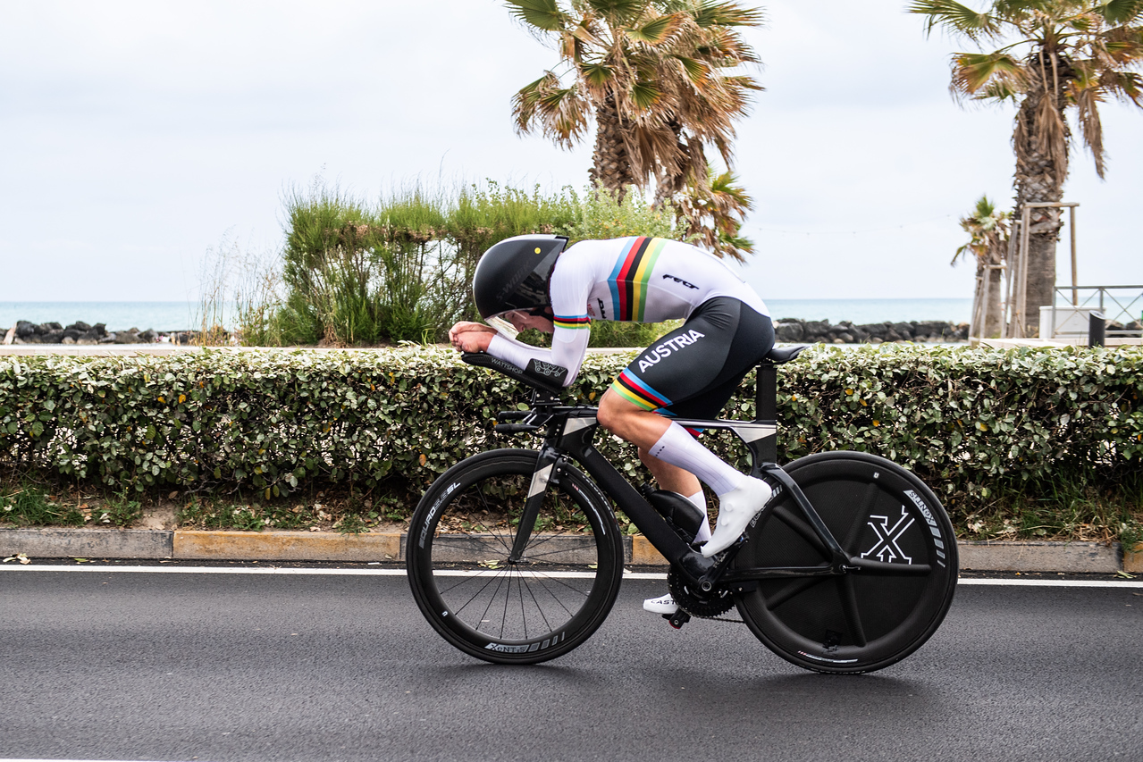 Im Weltmeistertrikot jagt Franz-Josef L&auml;sser in Maniago die Streifen des Europameisters (Foto: Drew Kaplan)