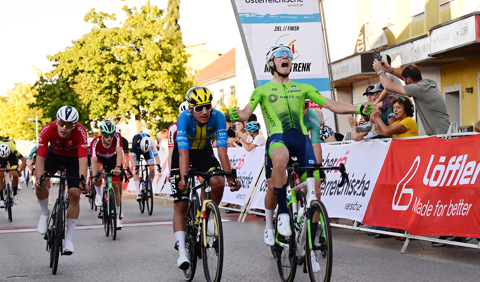 David Adam gewinnt den Schlusssprint in Marchtrenk (Foto: Reinhard Eisenbauer)