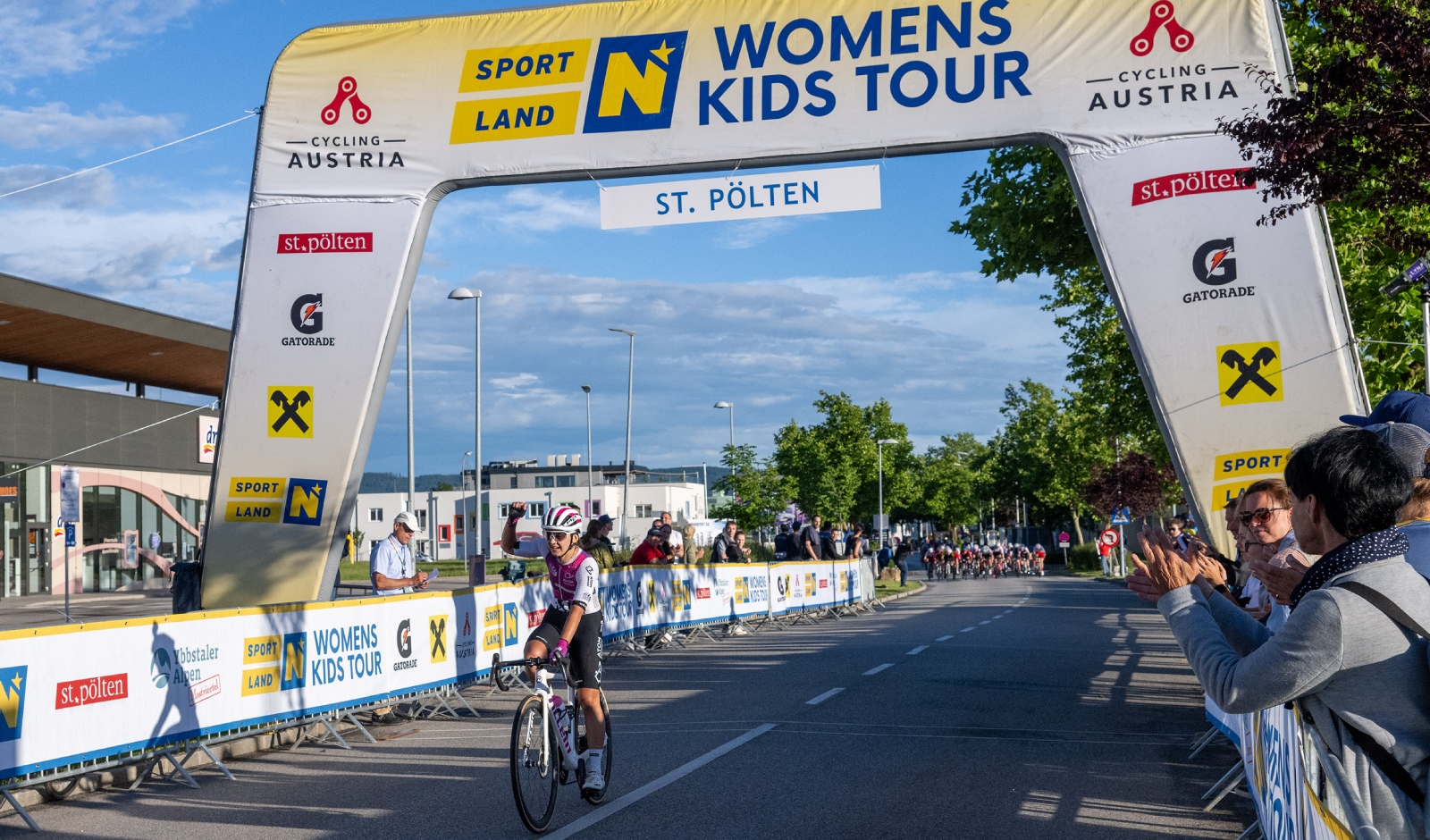 [article_img_Katarzyna Wilkos gewinnt Massensprint der Womens Tour in St. Pölten]