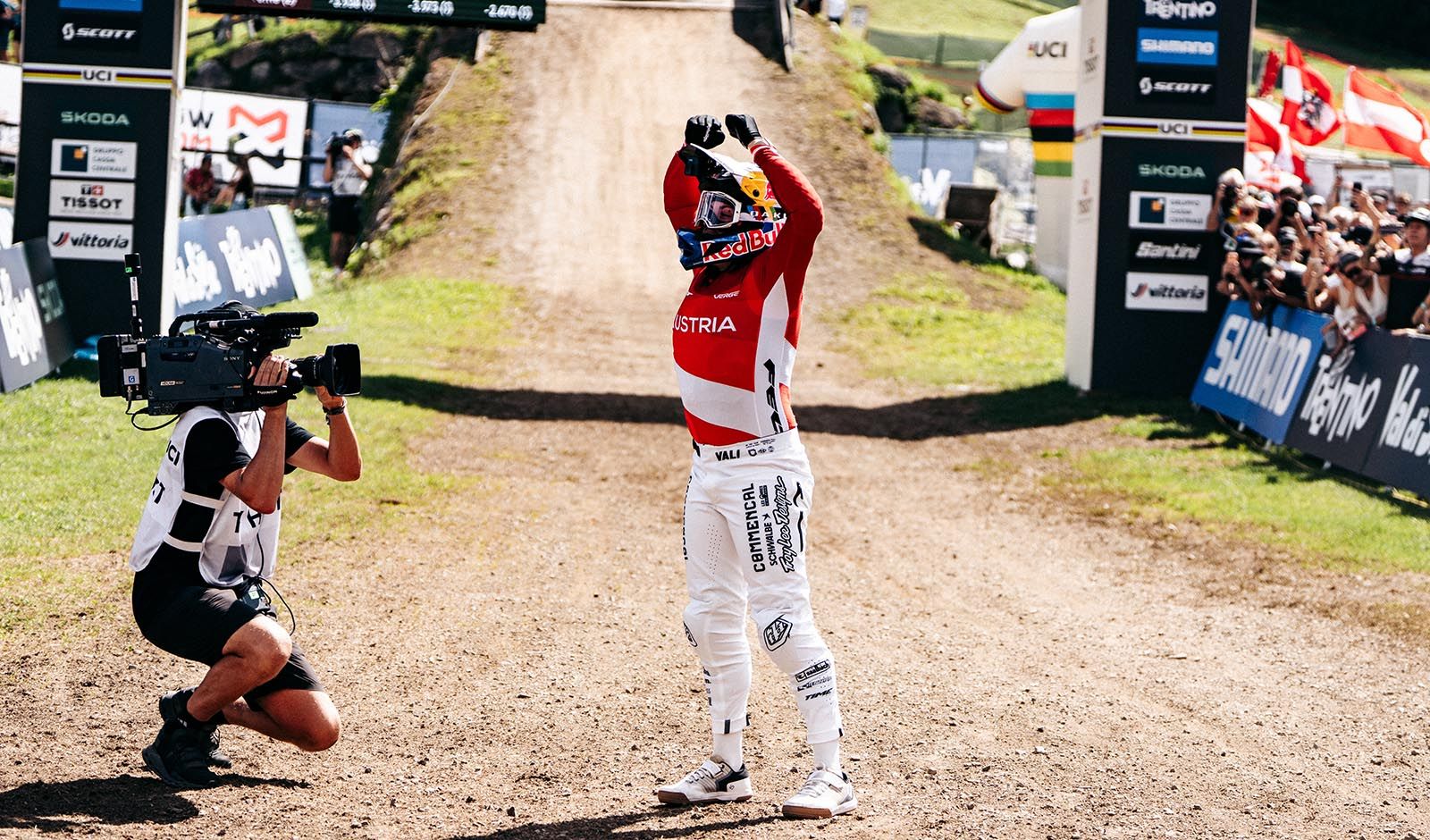 Valentina H&ouml;ll wird zum f&uuml;nften Mal in Folge Weltmeisterin im Downhill (Foto: Monica Gasbichler)