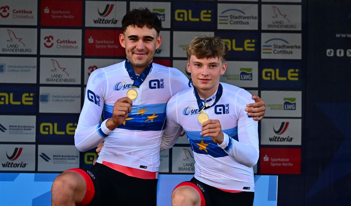 Tim Wafler (li.) und Raphael Kokas (re.) jubeln &uuml;ber die Goldmedaille im Madison der Klasse U23 (Foto: Arne Mill/Cycling Austria)