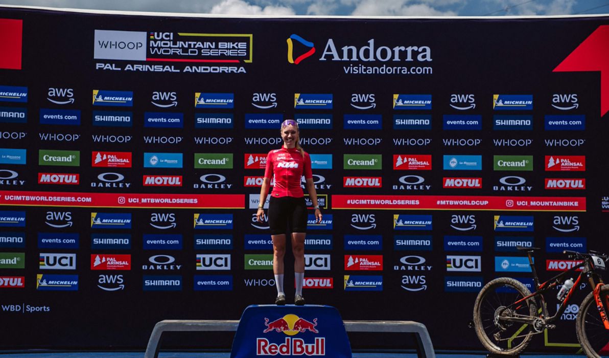 Die Weltcupf&uuml;hrende der U23 kommt aus K&auml;rnten und darf sich nun auch Weltcupsiegerin nennen - Katharina Sadnik vom KTM Factory Team - Foto: Monica Gasbichler