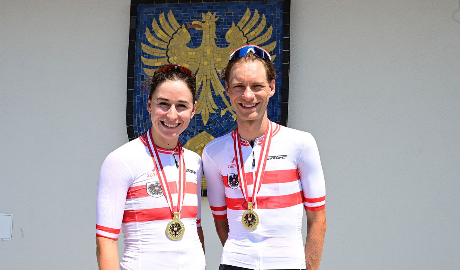 Christina Schweinberger und Felix Gro&szlig;schartner im Meistertrikot (Foto: Reinhard Eisenbauer)