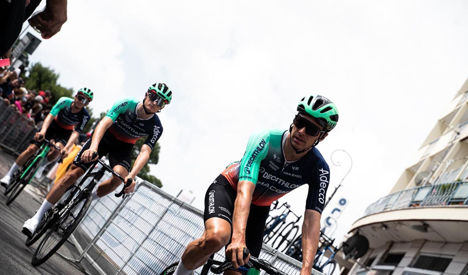 Felix Gall hinter seinem Teamkollegen Oliver Naesen (Foto: Titouan Andr&eacute;/DCT)