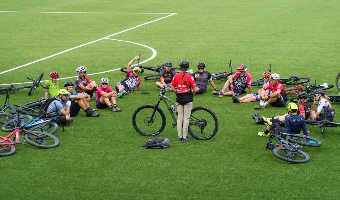 Lisa Mitterbauer von Cycling Austria mit den angehenden Instruktor:innen beim Kurs in Faak am See