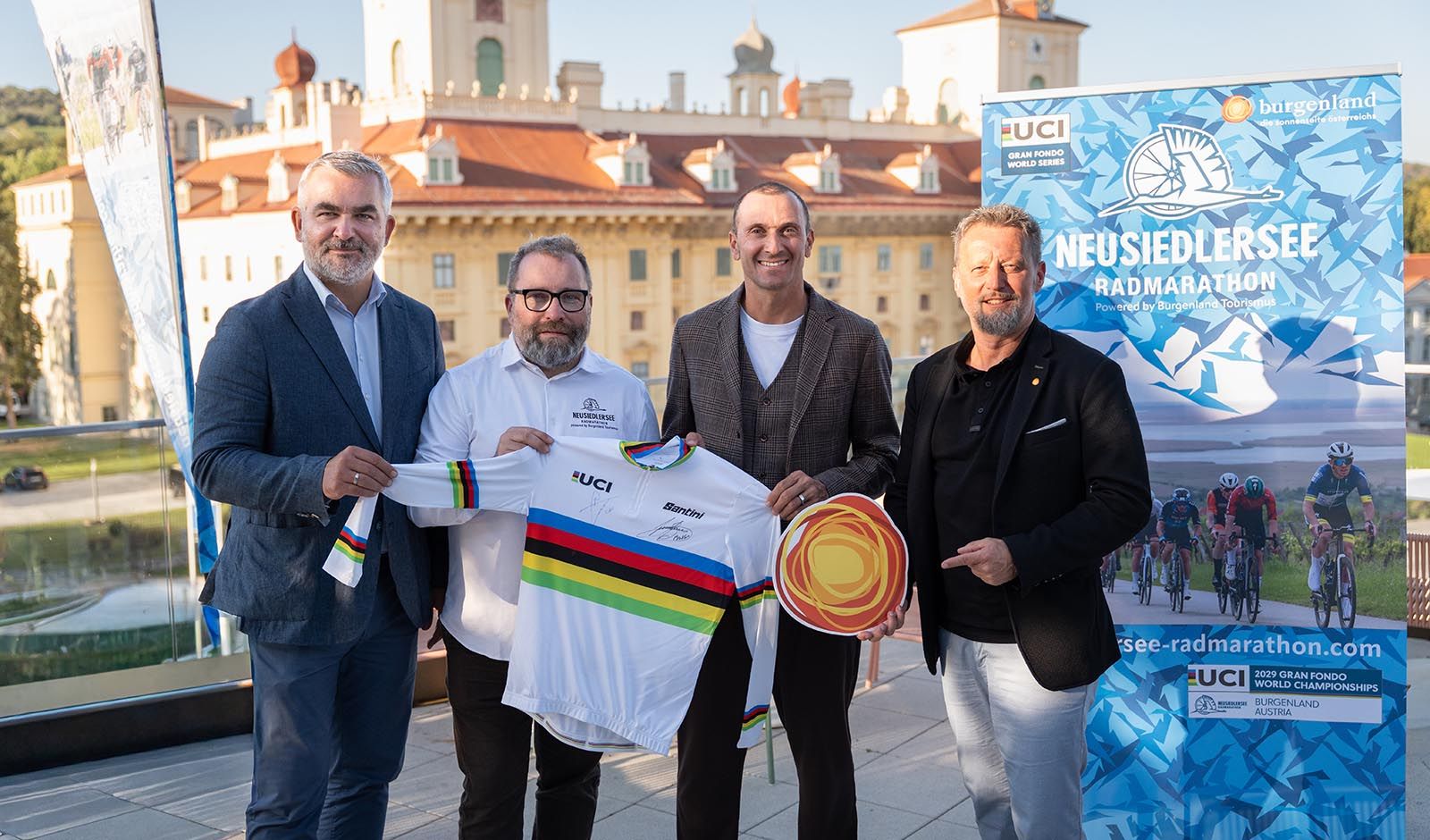 Sportlandesrat Heinrich Dorner, OK-Chef Johannes Hessenberger, Ivan Basso und Kurt Kaiser von Burgenland Tourismus (v.l.n.r.) - Foto: A\VISION/GranFondoWM2029