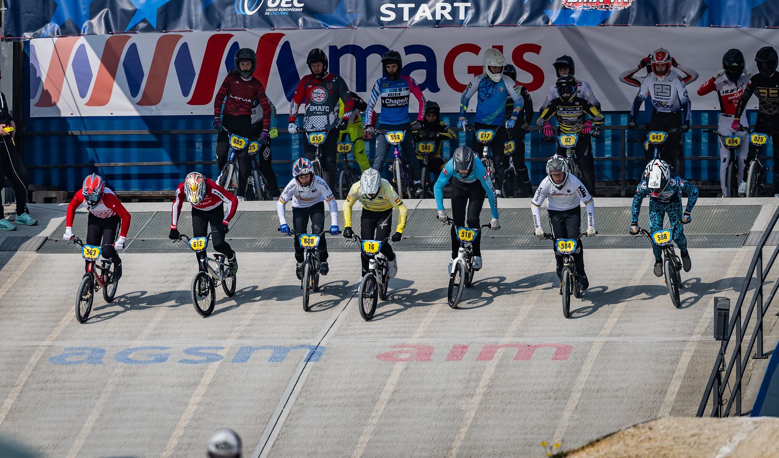 Action beim Start eines BMX Racing Heat (Foto: Nico van Darthel)