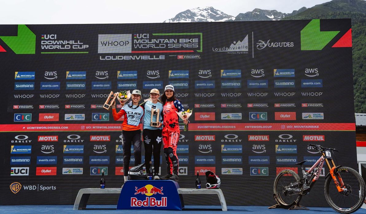 Rosa Zierl (li.) und Lina Frener (mi.) am Podium des Junior-Weltcups in Loudenvielle in Frankreich (Foto: Monica Gasbichler)