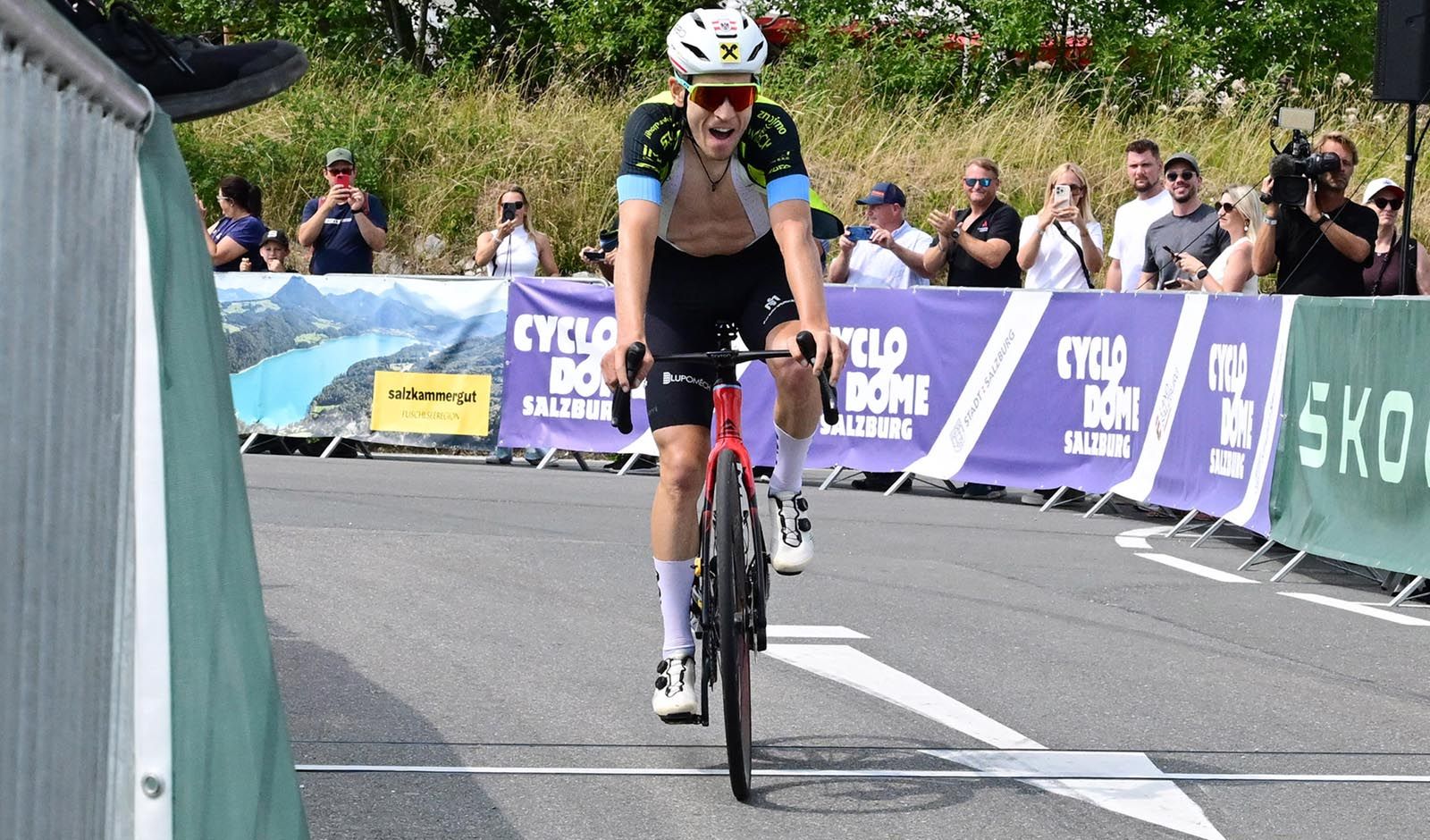 Hermann Pernsteiner gewinnt das Rennen der M&auml;nner (Foto: Reinhard Eisenbauer)