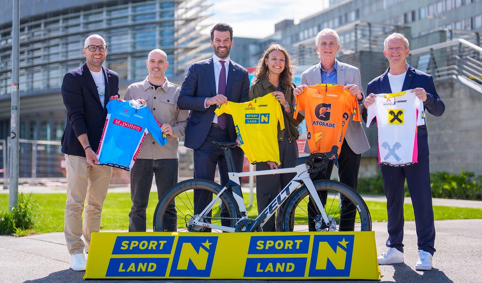 Florian K&ouml;nig (Generalsekret&auml;r Cycling Austria und Tourdirektor), Florian Tscherny (Marketing St. P&ouml;lten GmbH), Udo Landbauer (Landeshauptmann-STV, Sportlandesrat), Caro Huemer (Tour-Organisation), J&uuml;rgen Brettschneider (Gesch&auml;ftsf&uuml;hrer Mautner-Markhof) und Karl Z&ouml;chling (Raiffeisen Werbung N&Ouml;/Wien) (Foto: Josef Bollwein/Cycling Austria)