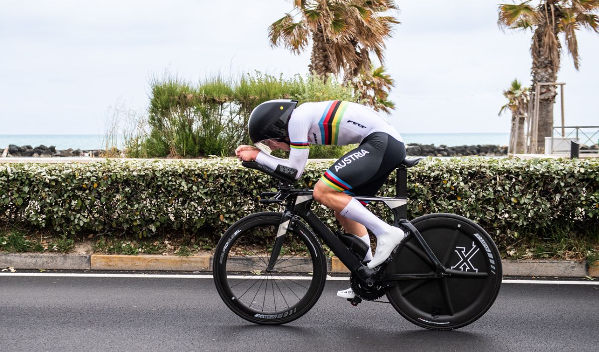 Im Weltmeistertrikot jagt Franz-Josef L&auml;sser in Maniago die Streifen des Europameisters (Foto: Drew Kaplan)