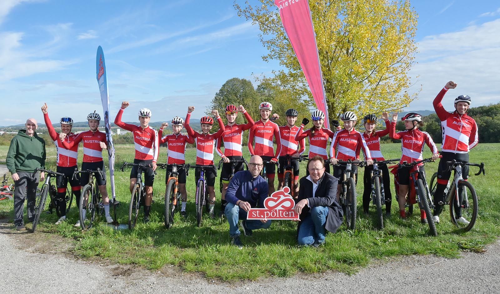 Cycling Austria Generalsekret&auml;r Florian K&ouml;nig mit B&uuml;rgermeister Mag. Matthias Stadler und dem heimischen Cyclocross-Nachwuchs (Foto: Josef Vorlaufer / Stadt St. P&ouml;lten)