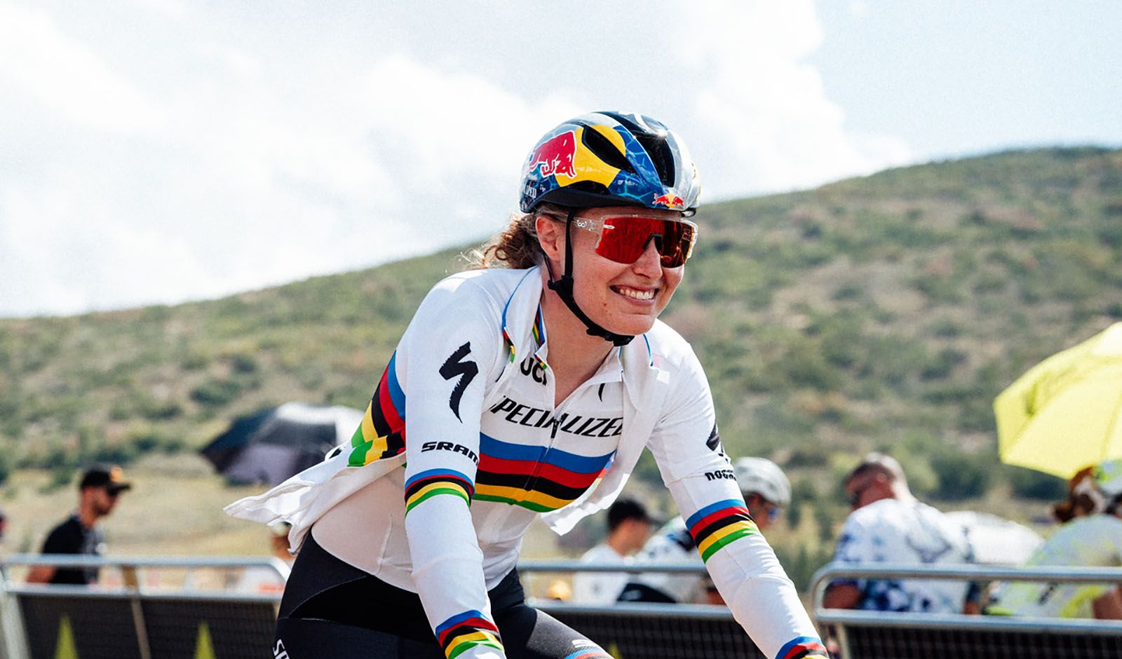 Laura Stigger und ihr erster Auftritt im Regenbogentrikot (Foto: Ben Zeimes)