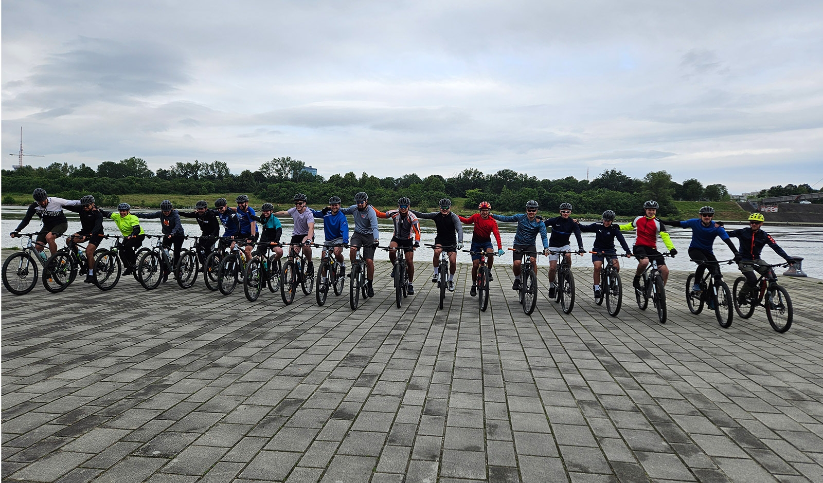 Gruppenbild der Fahrradpolizistinnen und -polizisten beim Ausbildungslehrgang