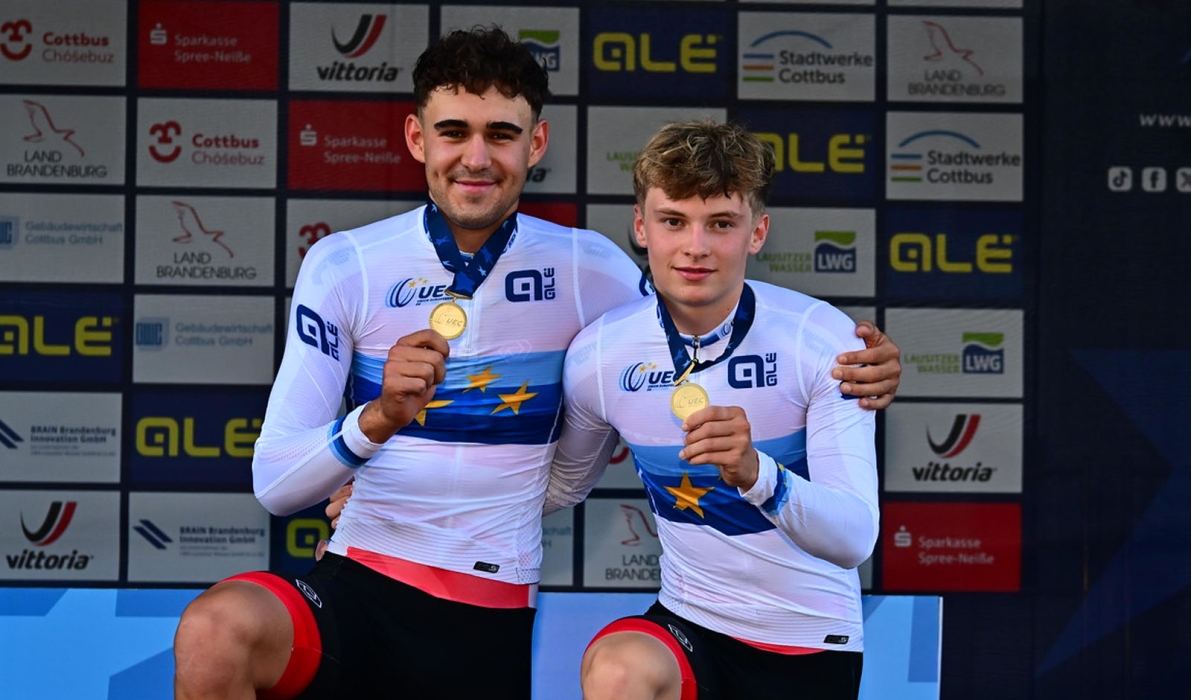 Tim Wafler (li.) und Raphael Kokas (re.) jubeln über die Goldmedaille im Madison der Klasse U23 (Foto: Arne Mill/Cycling Austria)