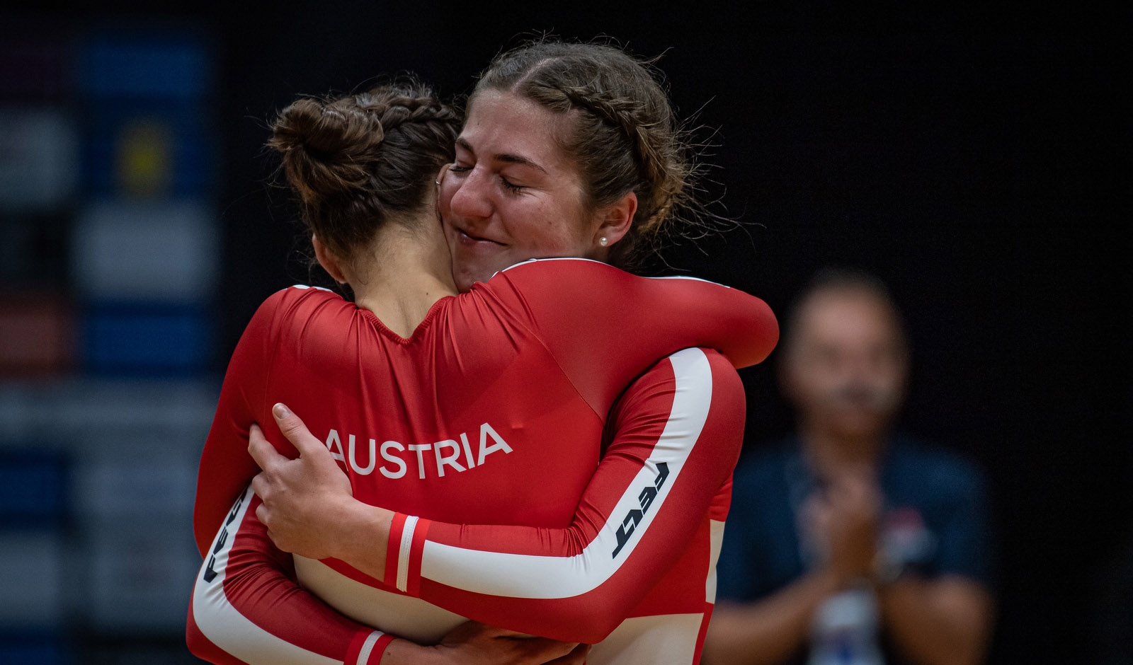 Svenja Kopf und Rosa Bachmann bejubeln Silber in Glasgow (Credit: Drew Kaplan/Cycling Austria)