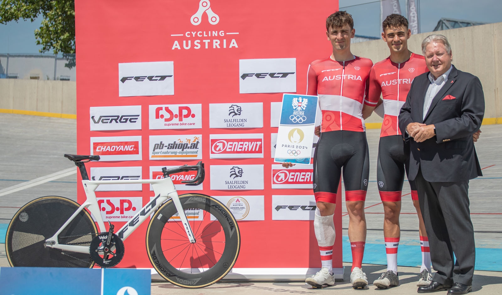 Maximilian Schmidbauer, Tim Wafler und Cycling Austria Präsident Harald J. Mayer (v.l.n.r.) (Foto: Peter Maurer/Cycling Austria)