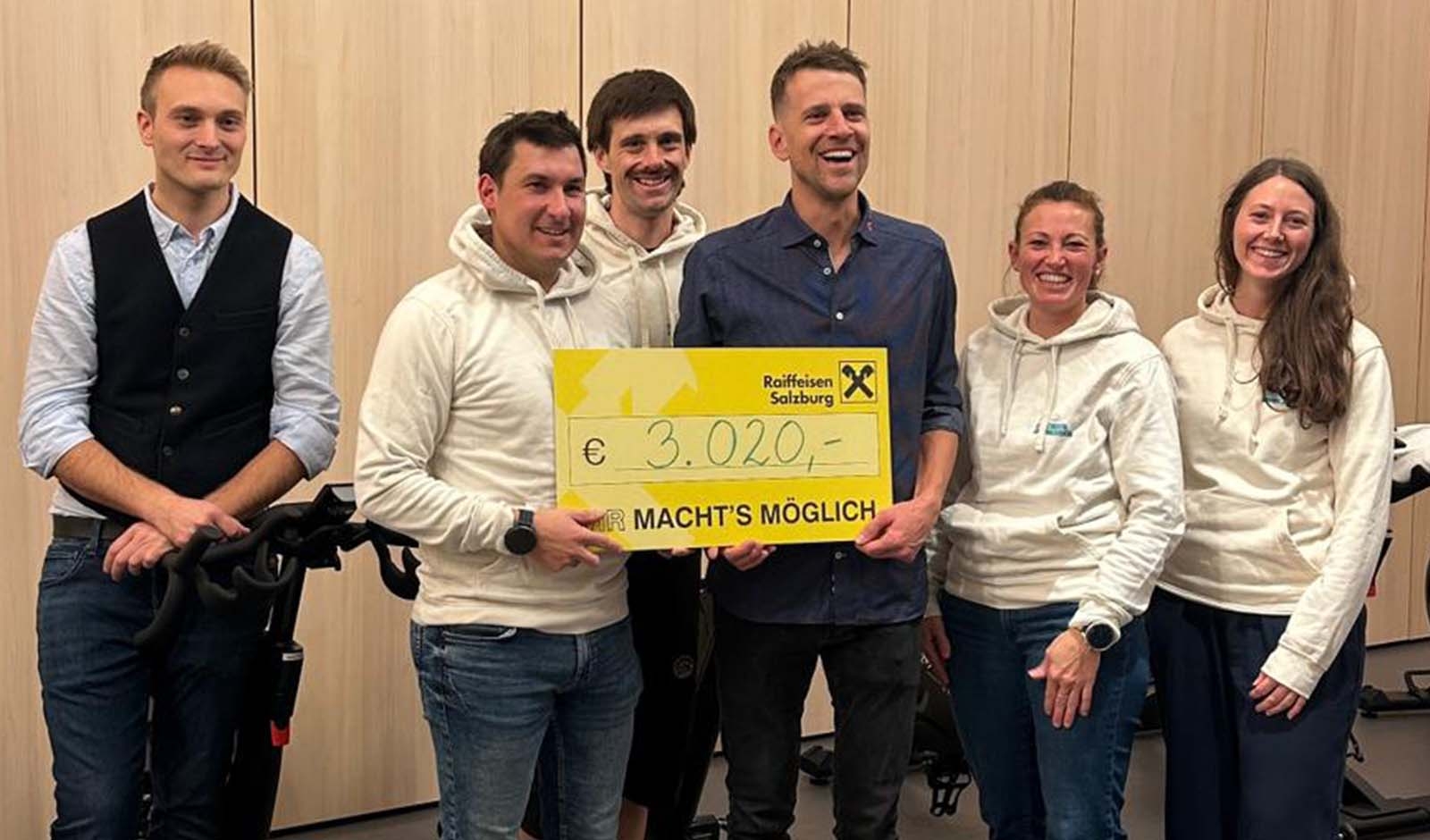 Spenden&uuml;bergabe aus dem Charity Event &bdquo;Spinn for Miles&ldquo;