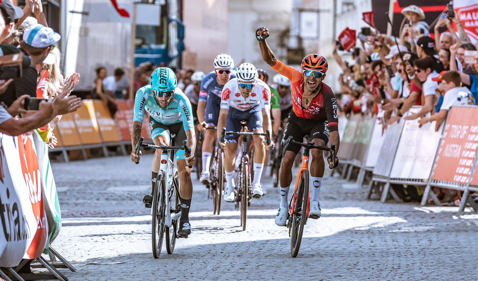 Brandon Riviera (Ineos Grenadiers) jubelte 2024 über den Etappensieg in Steyr - Foto: Expa Pictures/Tour of Austria