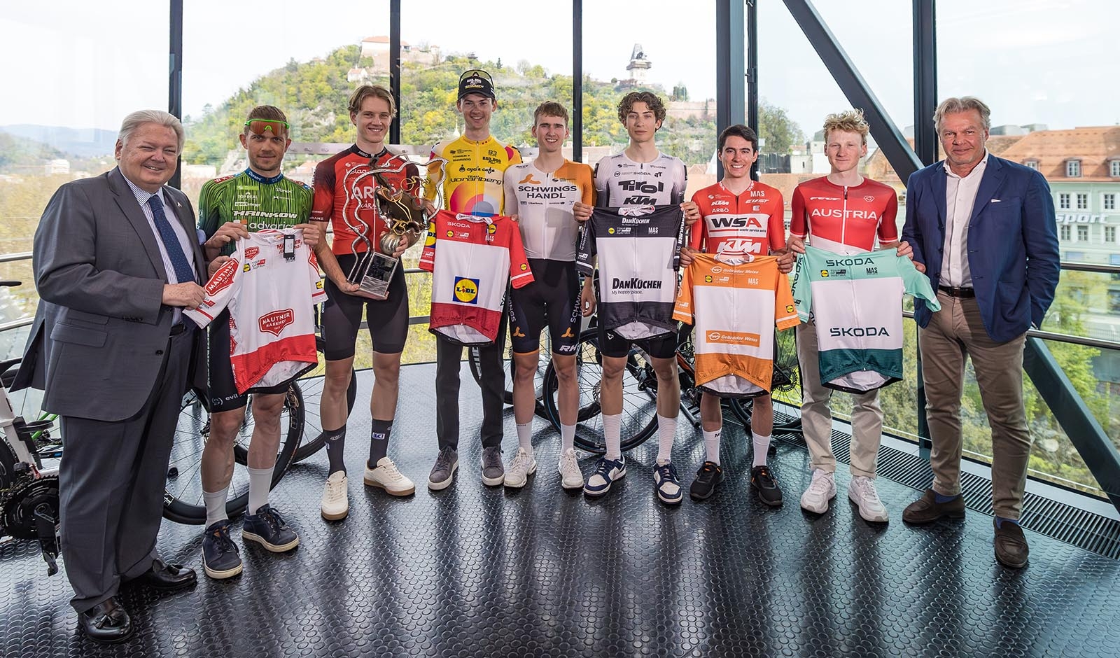 Harald J. Mayer (li.) und Thomas Pupp (re.) mit den Fahrern aus den sieben teilnehmenden &ouml;sterreichischen Teams bei der Pr&auml;sentation in Graz (Credit: Groder/EXPA/TourofAustria)