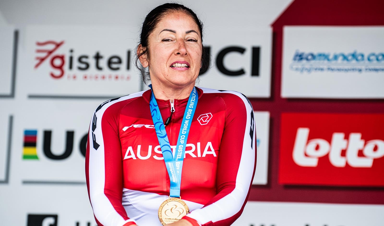 Cornelia Wibmer feiert den Weltcupsieg beim Zeitfahren des Paracycling-Weltcups in Gistel (Foto: Drew Kaplan/Cycling Austria)