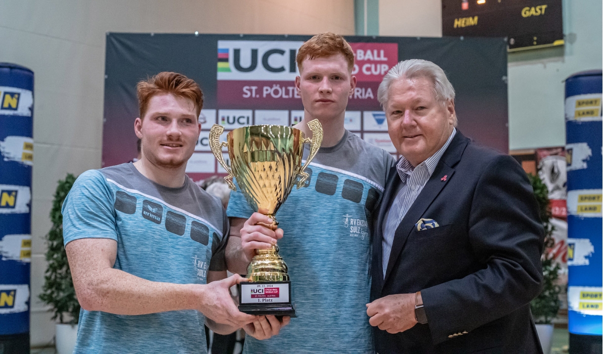 Maximilian und Philipp Schwendinger und Radsportpräsident Harald J. Mayer in St. Pölten (Foto: Peter Maurer/Cycling Austria)