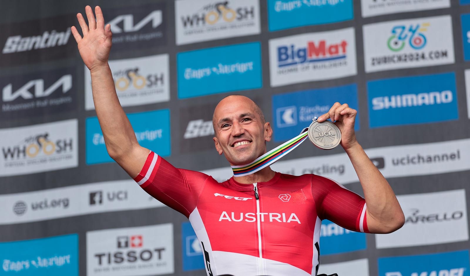 Thomas Frühwirth jubelt über die Silbermedaille im Straßenrennen (Foto: Alex Whitehead/SWPix/Cycling Austria)