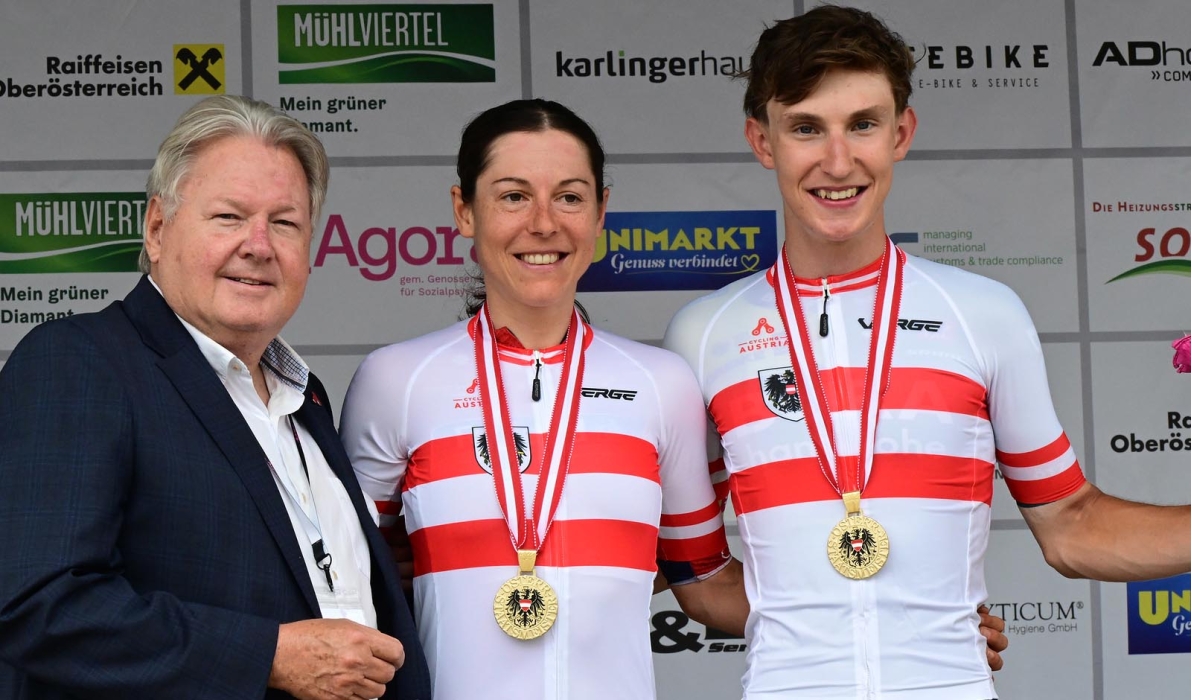 Präsident Harald J. Mayer, Anna Kiesenhofer und Alexander Hajek bei der Siegerehrung der Österreichischen Meisterschaften auf der Straße in Königswiesen (Foto: Reinhard Eisenbauer/Cycling Austria)