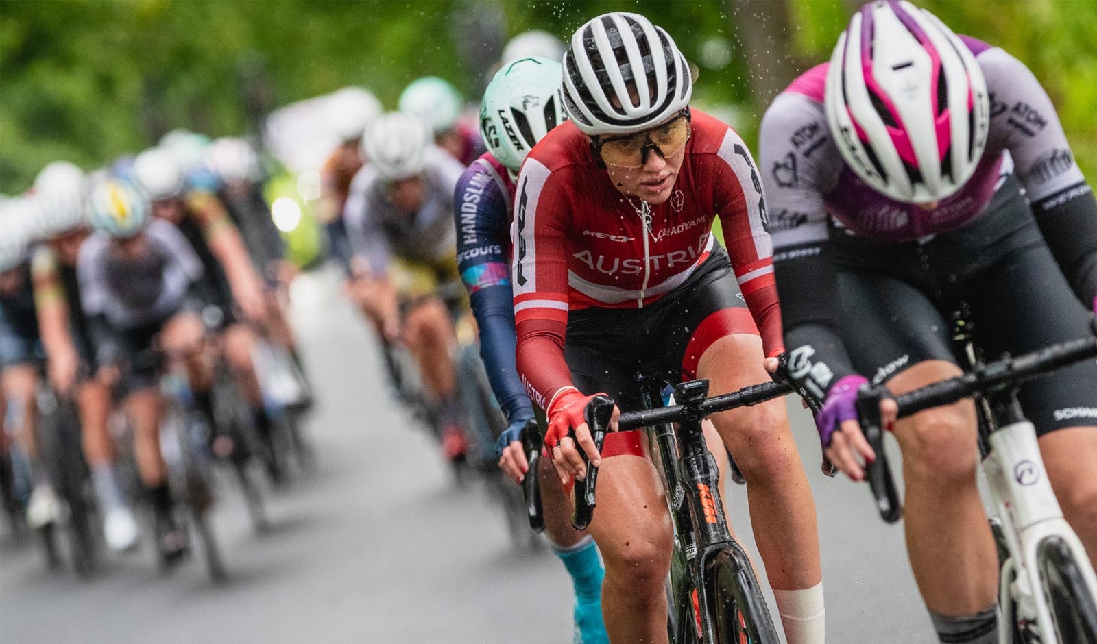 Katharina Sadnik auf der verregneten 3. Etappe der Tour de Feminin (Foto: Josef Vaishar)
