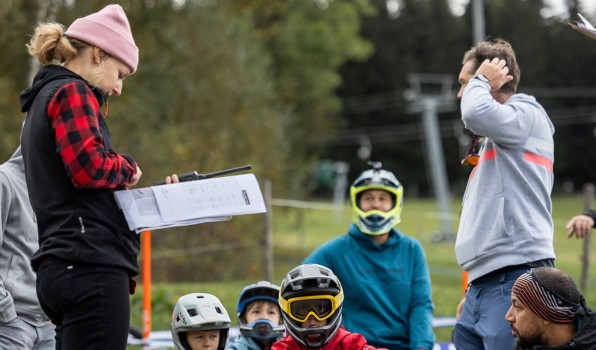 Lisa Ribarich bei ihrer Arbeit als Veranstalterin im Mountainbike-Bereich